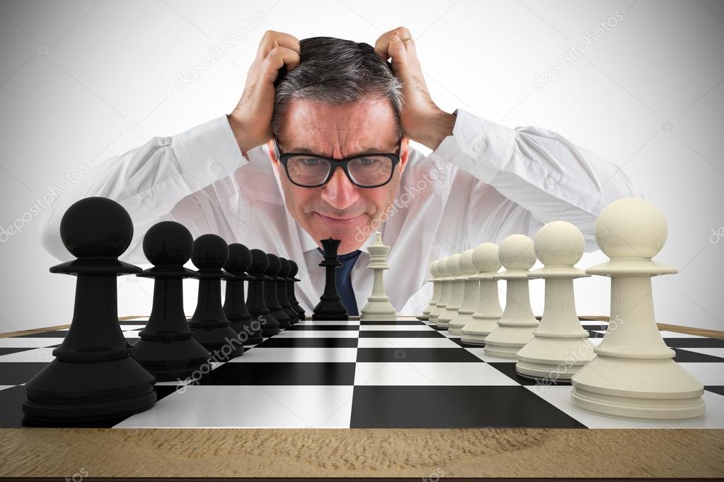 Empresário tocando sua cabeça com tabuleiro de xadrez fotos, imagens de ©  Wavebreakmedia #48248223